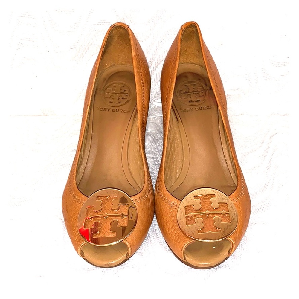 Tory Burch Gold Logo Tan Leather Wedges Sz 5.5